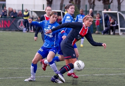 Allie Long prend le dessus sur Faustine Roux (photo Le Moustic Production)