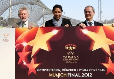 Giorgio Marchetti (à d.), Steffi Jones (au m.) et Paul Breitner au lancement des billets de la finale de l'UEFA Women's Champions League Giorgio Marchetti (à d.), Steffi Jones (au m.) et Paul Breitner au lancement des billets de la finale de l'UEFA Women's Champions League
