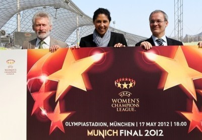 Giorgio Marchetti (à d.), Steffi Jones (au m.) et Paul Breitner au lancement des billets de la finale de l'UEFA Women's Champions League