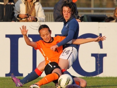 Le Bihan et Tang au duel (photo Leo Soeters/vrouwenvoetbalnederland.nl)