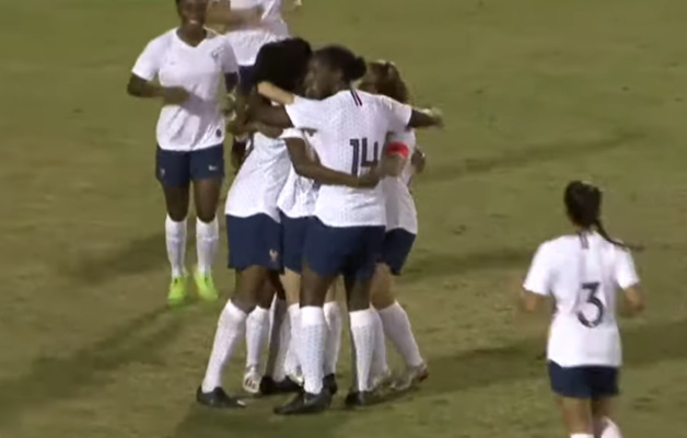 Mbakem Niaro ouvre le score juste avant la pause Mbakem Niaro ouvre le score juste avant la pause