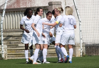 La joie des Bleues sur le corner direct de Jessica Houara (Photos : Sebastien Duret) La joie des Bleues sur le corner direct de Jessica Houara (Photos : Sebastien Duret)