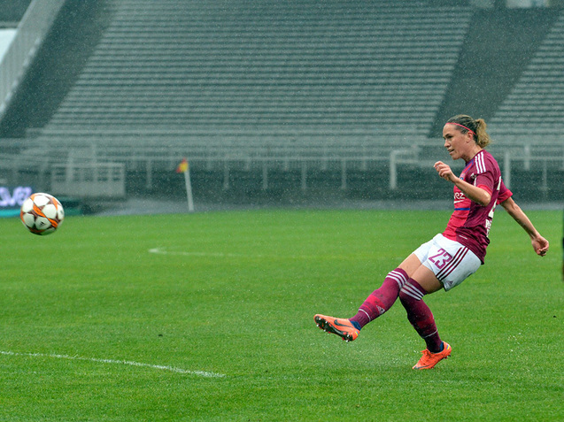 Camille Abily transforme le coup franc à la 20e minute Camille Abily transforme le coup franc à la 20e minute