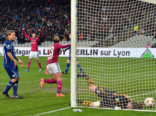 Deuxième but pour Camille Abily Deuxième but pour Camille Abily