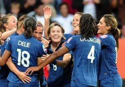 Autour de Camille et de Sonia, les Bleues ont le sourire à moins de cent jours des JO ! Autour de Camille et de Sonia, les Bleues ont le sourire à moins de cent jours des JO !
