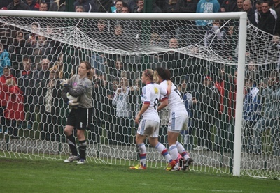 Ami Otaki félicitée par Eugénie Le Sommer, aura inscrit un triplé Ami Otaki félicitée par Eugénie Le Sommer, aura inscrit un triplé