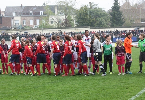 Les deux équipes avant le coup d'envoi Les deux équipes avant le coup d'envoi