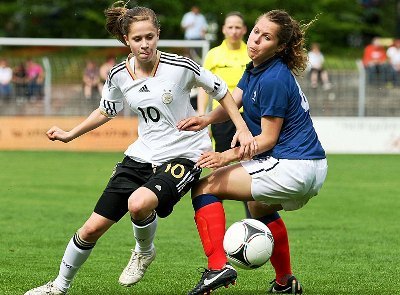 Becker prend le dessus sur Dias Veloso et avait ouvert le score pour l'Allemagne (photo DFB)