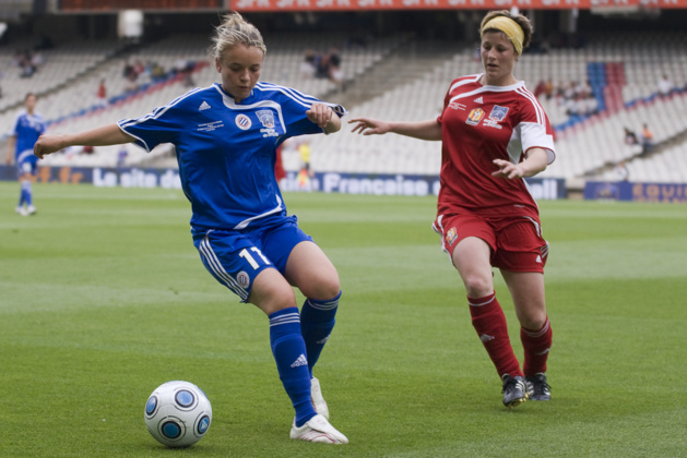 Marion Torrent (Montpellier) face à Hélène Plu (Le Mans) lors de la finale à Gerland en 2009 (photo Denis Dupont/Footofeminin)