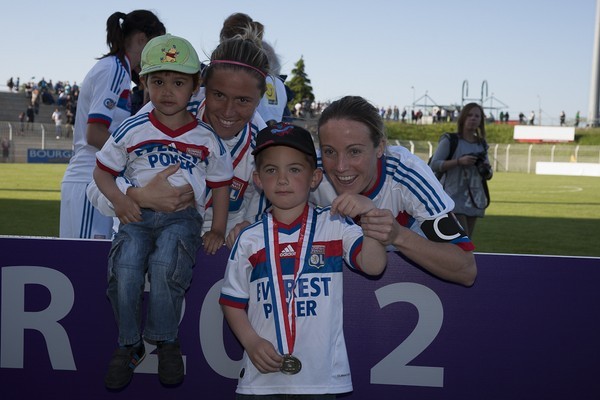 Sonia Bompastor et Camille Abily tout à leur joie (Photo Eric Baledent/LMP)