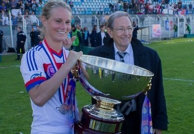 Paul Piemontese et Amandine Henry posent avec la Coupe de France