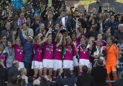 La joie des Lyonnaises qui soulèvent leur seconde Ligue des Champions (Photos : Eric Baledent)