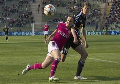 Sonia Bompastor s'est livré à un duel de titans avec Kerstin Garefrekes (Photos ; Eric Baledent) Sonia Bompastor s'est livré à un duel de titans avec Kerstin Garefrekes (Photos ; Eric Baledent)