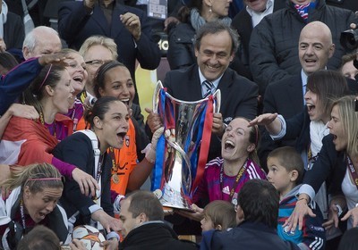 Toute la joie de la capitaine lyonnaise au moment de soulever la Coupe Toute la joie de la capitaine lyonnaise au moment de soulever la Coupe