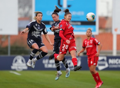 Duel aérien entre Lavogez, Garbino et Nakkach (photo Quentin Salinier/FCGB) Duel aérien entre Lavogez, Garbino et Nakkach (photo Quentin Salinier/FCGB)