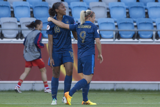 Delie est la troisième buteuse de l'histoire des Bleues derrière Le Sommer, à ses côtés (photo Eric Baledent)