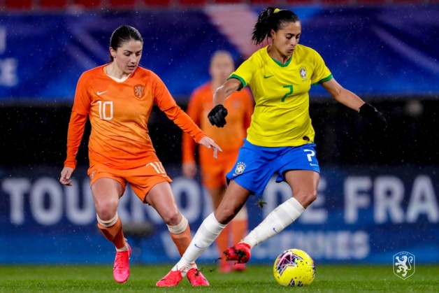 Andressa Alves devant van de Donk (phoot KNVB)