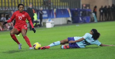 Lawrence a essayé d'aborder de la vitesse dans son couloir (photo Canada Soccer)