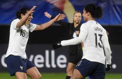 Dali félicite Gauvin après le but Dali félicite Gauvin après le but