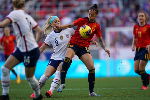 Ertz (n°8) ici au duel avec Hermoso a inscrit le but décisif à la 87e (photo RFEF)