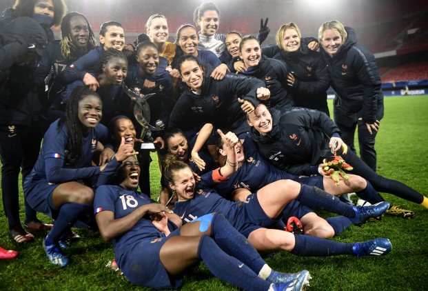 Les Bleues avec le trophée (photo FFF.fr)