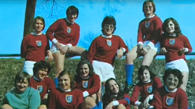 L'équipe alsacienne du FC Schwindratzheim avec Marie-Lou Duringer en bas, troisième en partant de la droite (photo DR) L'équipe alsacienne du FC Schwindratzheim avec Marie-Lou Duringer en bas, troisième en partant de la droite (photo DR)