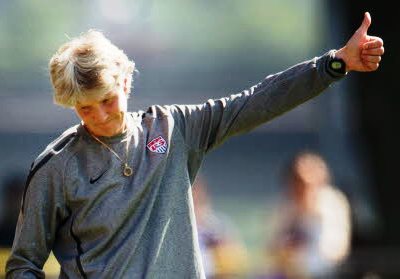 Pia Sundhage félicite ses joueuses vainqueur du tournoi