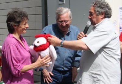 Passation de la chouette de FFIssy : Christine AUBERE (nouvelle présidente), Pierre PETIT (président du Comité de Direction Hauts de Seine de Football, Noël CORRARD (président partant) (photo : Eric Levecot)