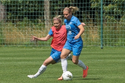 Place au terrain pour Laure Boulleau et Eugénie Le Sommer (photo LMP/Eric Baledent) Place au terrain pour Laure Boulleau et Eugénie Le Sommer (photo LMP/Eric Baledent)