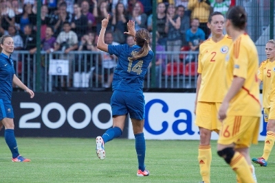 Louisa Necib, buteuse de la tête