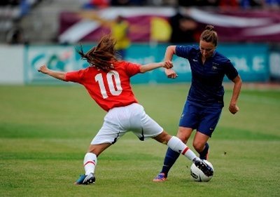 Gaëtane Thiney face à Homare Sawa (photo : Gilles Laurent/LMP)