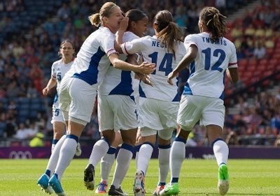 Des Bleues toutes souriantes après le deuxième but (photo : Eric Baledent/LMP)