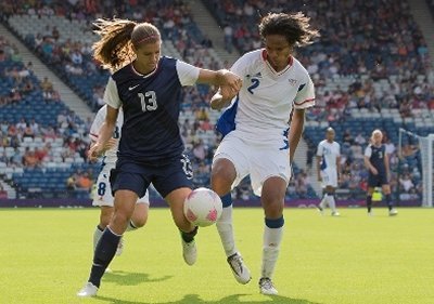 Le duel Alex Morgan - Wendie Renard a tourné en faveur de la première, auteur d'un doublé (photo Eric Baledent/LMP) Le duel Alex Morgan - Wendie Renard a tourné en faveur de la première, auteur d'un doublé (photo Eric Baledent/LMP)