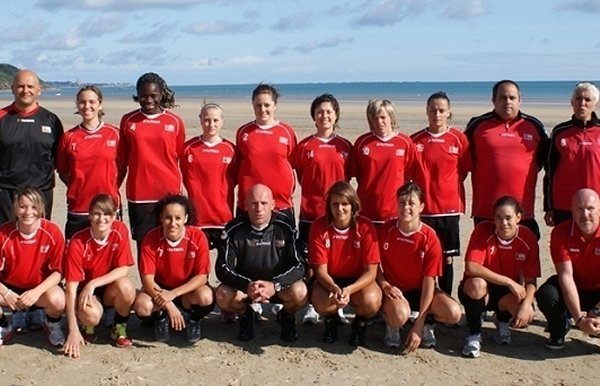 13 joueuses étaient présentes dimanche matin sur la plage des Rosaires (photo EAGuingamp.com)