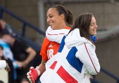 Sarah Bouhaddi fécilitée par Laëtitia Philippe (photo Eric Baledent/LMP)