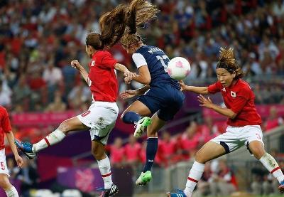 Alex Morgan face à Homare Sawa, un des duels de cette intense finale (photo fifa.com)