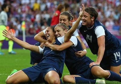 Carli Lloyd, fécilitée par ses partenaires a réussi un doublé décisif (photo fifa.com) Carli Lloyd, fécilitée par ses partenaires a réussi un doublé décisif (photo fifa.com)