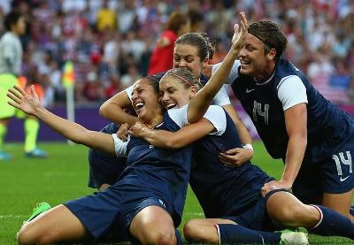 Carli Lloyd, fécilitée par ses partenaires a réussi un doublé décisif (photo fifa.com)