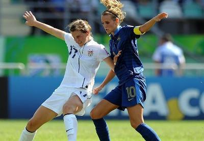 Andi Sullivan à la lutte avec Sandie Toletti (photo fifa.com)