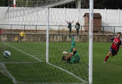 Sur le coup franc lointain, Emmeline Mainguy se fait surprendre (photo JL Martinet) Sur le coup franc lointain, Emmeline Mainguy se fait surprendre (photo JL Martinet)