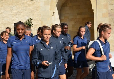Les Françaises dans les rues de Bakou (photo CD) Les Françaises dans les rues de Bakou (photo CD)
