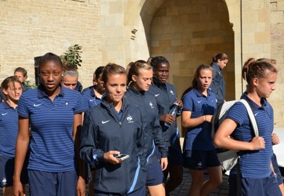 Les Françaises dans les rues de Bakou (photo CD)