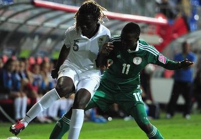 Duel accroché entre Mbock Bathy Nka et Adeboyejo (photo fifa.com) Duel accroché entre Mbock Bathy Nka et Adeboyejo (photo fifa.com)