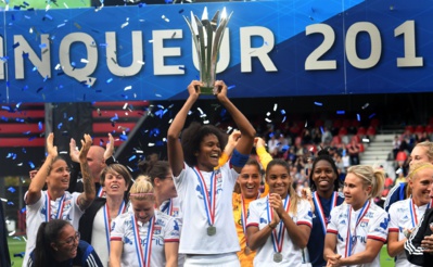 Wendie Renard soulevant le trophée en 2020