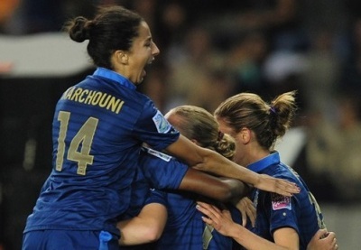 Ghoutia Karchouni, passeuse décisive, venue féliciter Léa Declercq la buteuse (photo fifa.com) Ghoutia Karchouni, passeuse décisive, venue féliciter Léa Declercq la buteuse (photo fifa.com)