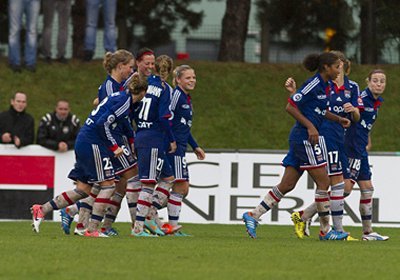 Les Lyonnaises autour de Lotta Schelin auteur du triplé de l'OL savourent leur première place(photo W Morice/LMP) Les Lyonnaises autour de Lotta Schelin auteur du triplé de l'OL savourent leur première place(photo W Morice/LMP)