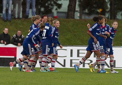 Les Lyonnaises autour de Lotta Schelin auteur du triplé de l'OL savourent leur première place(photo W Morice/LMP)