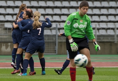 Kosovare Asllani congratulée pour son but inscrit après 26 secondes (photo E Baledent/LMP) Kosovare Asllani congratulée pour son but inscrit après 26 secondes (photo E Baledent/LMP)