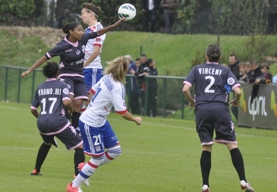 Duel aérien pour Marie-Ange Kramo avec Laura Agard (OL) Duel aérien pour Marie-Ange Kramo avec Laura Agard (OL)