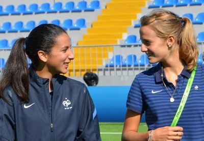 Ghoutia Karchouni avec la capitaine Sandie Toletti (photo CD)